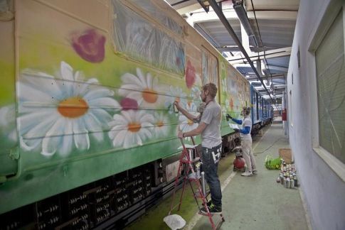 В киевском метро разрисовали ромашками вагон: опубликованы фото