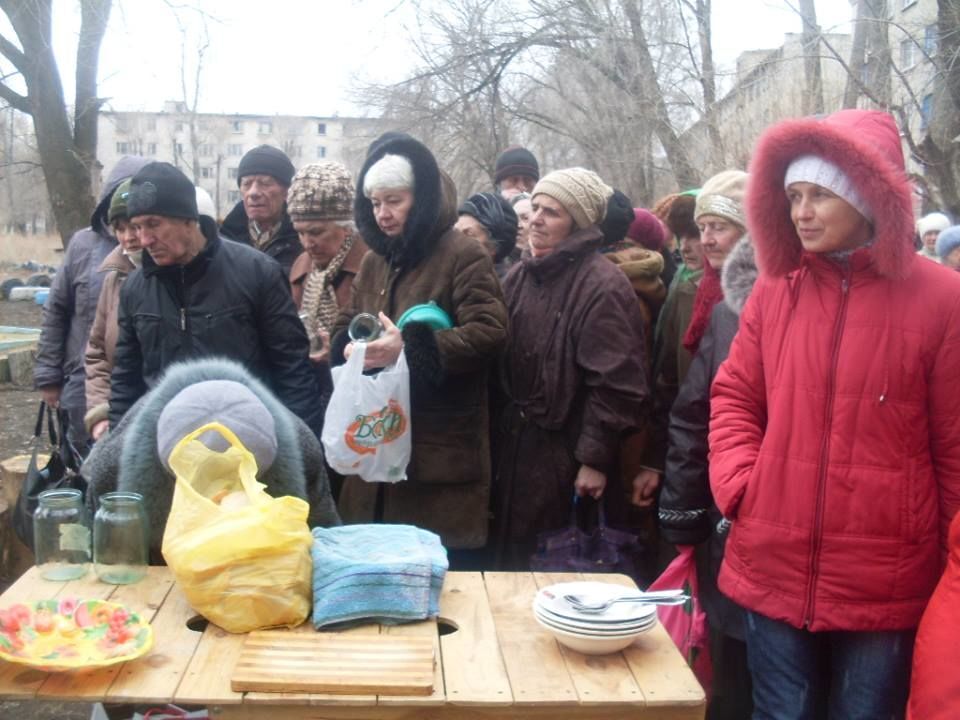 Блеск и нищета "ЛНР". Голодные луганчане выстроились в длинную очередь за бесплатным борщом и кашей: фотофакт