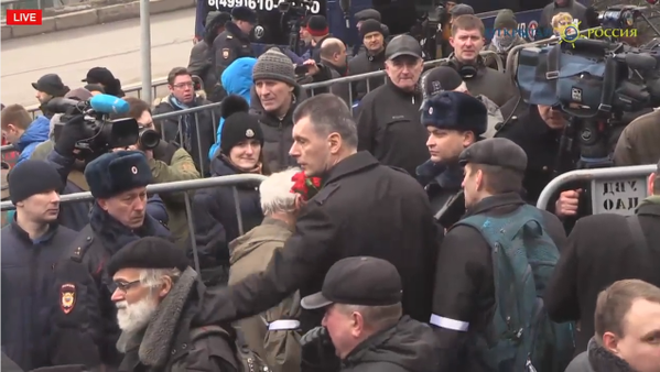 В Москве прощаются с Борисом Немцовым: очередь растянулась на километр. Онлайн-трансляция