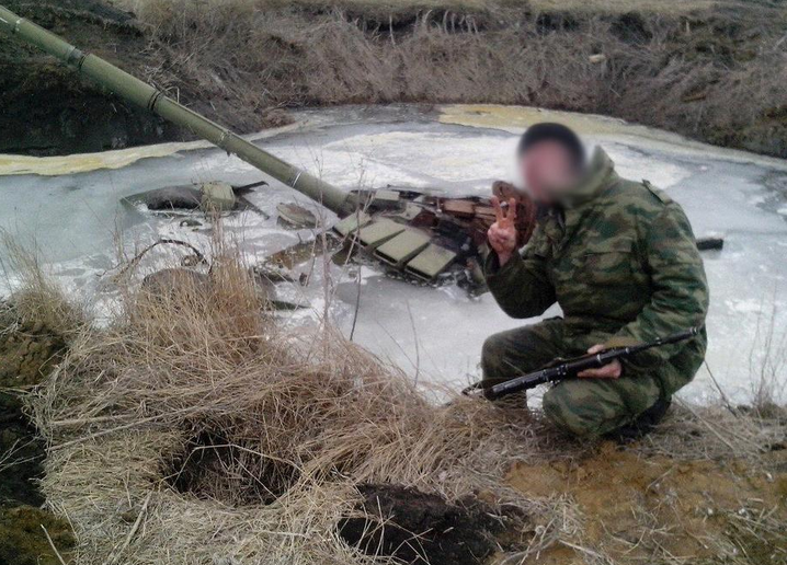 Боевики утопили "чудный" российский танк на Донбассе: фотофакт