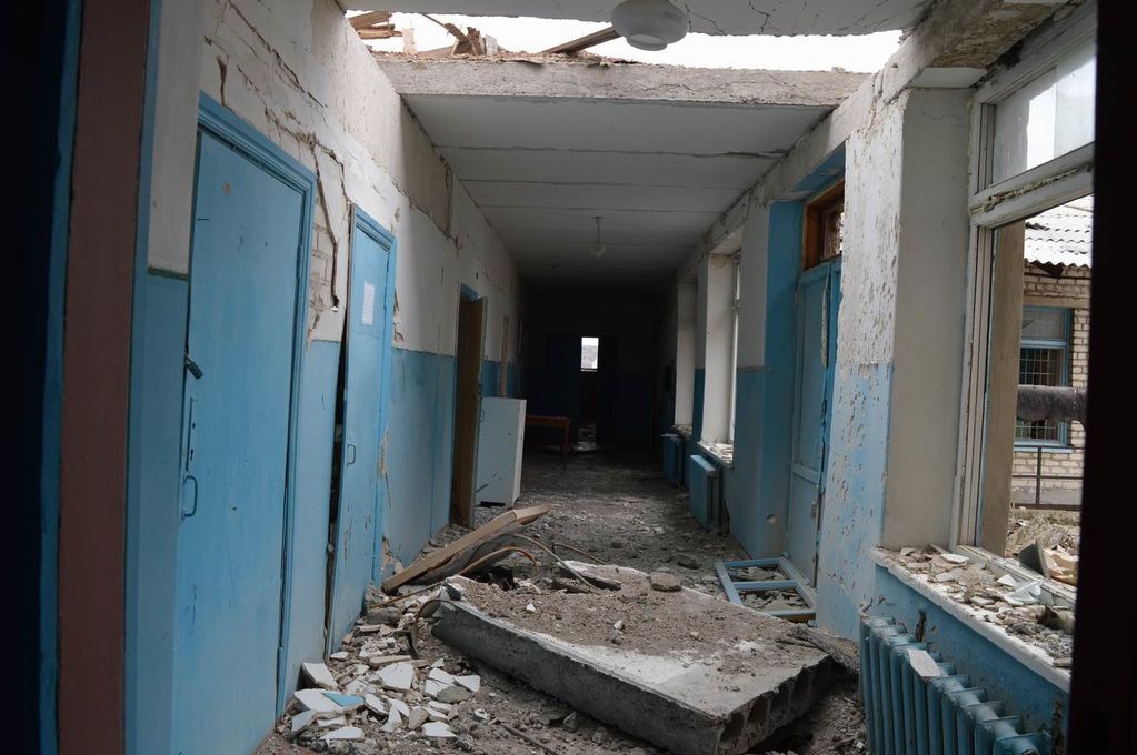 Террористы из артиллерии повторно разрушили школу в Троицком: фоторепортаж