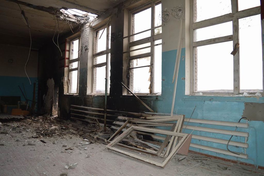 Террористы из артиллерии повторно разрушили школу в Троицком: фоторепортаж