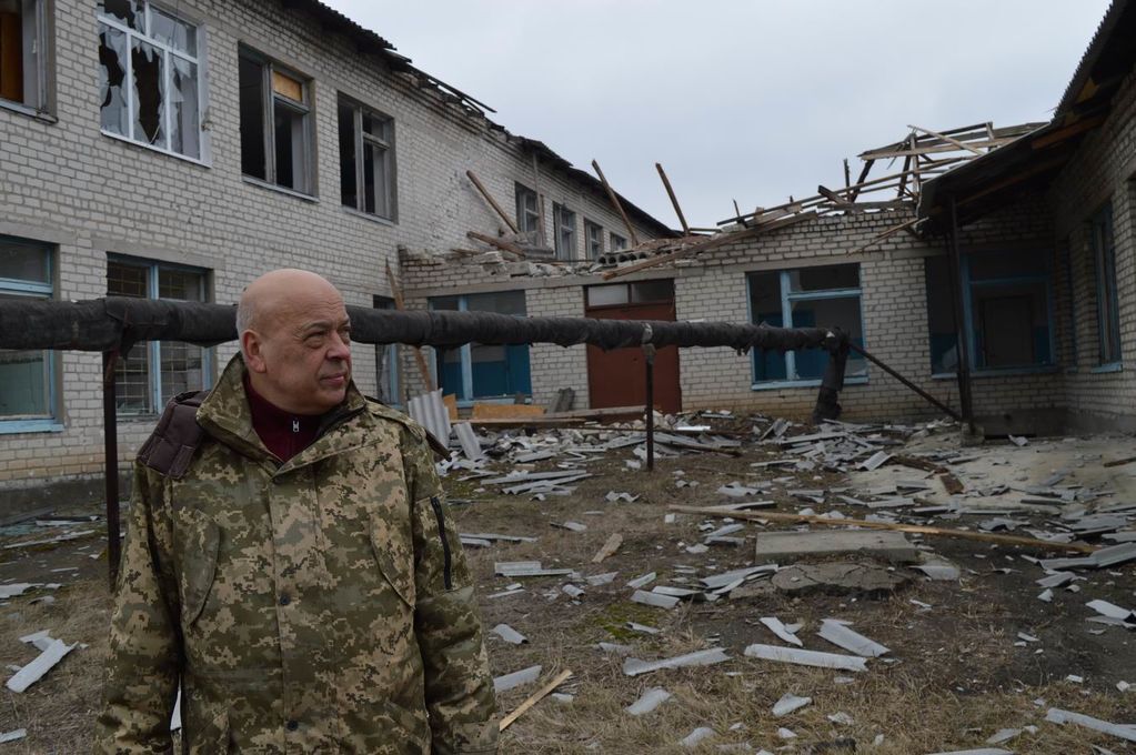 Террористы из артиллерии повторно разрушили школу в Троицком: фоторепортаж