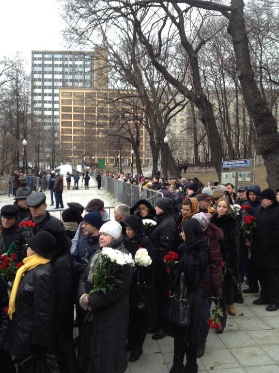 В Москве прощаются с Борисом Немцовым: очередь растянулась на километр. Онлайн-трансляция