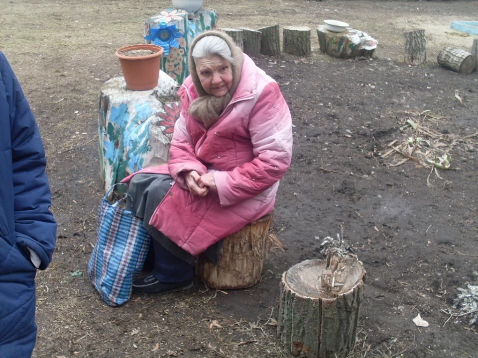 Блеск и нищета "ЛНР". Голодные луганчане выстроились в длинную очередь за бесплатным борщом и кашей: фотофакт