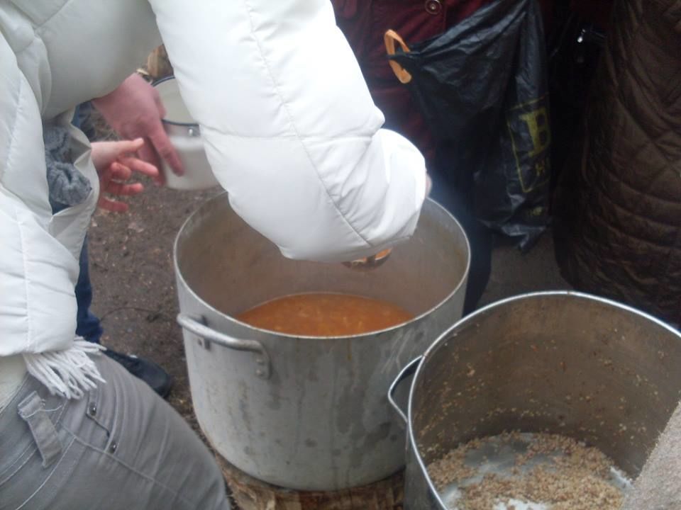 Блеск и нищета "ЛНР". Голодные луганчане выстроились в длинную очередь за бесплатным борщом и кашей: фотофакт