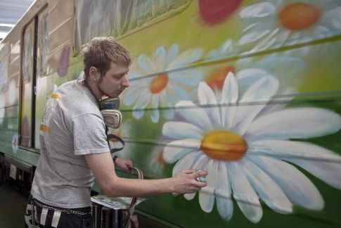 В киевском метро разрисовали ромашками вагон: опубликованы фото