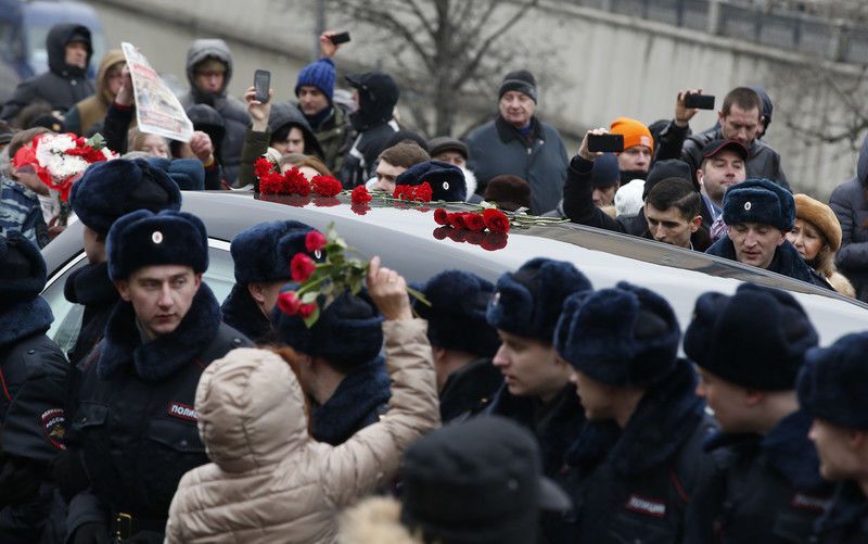 Москва провела в последний путь Бориса Немцова: кто пришел проститься с политиком