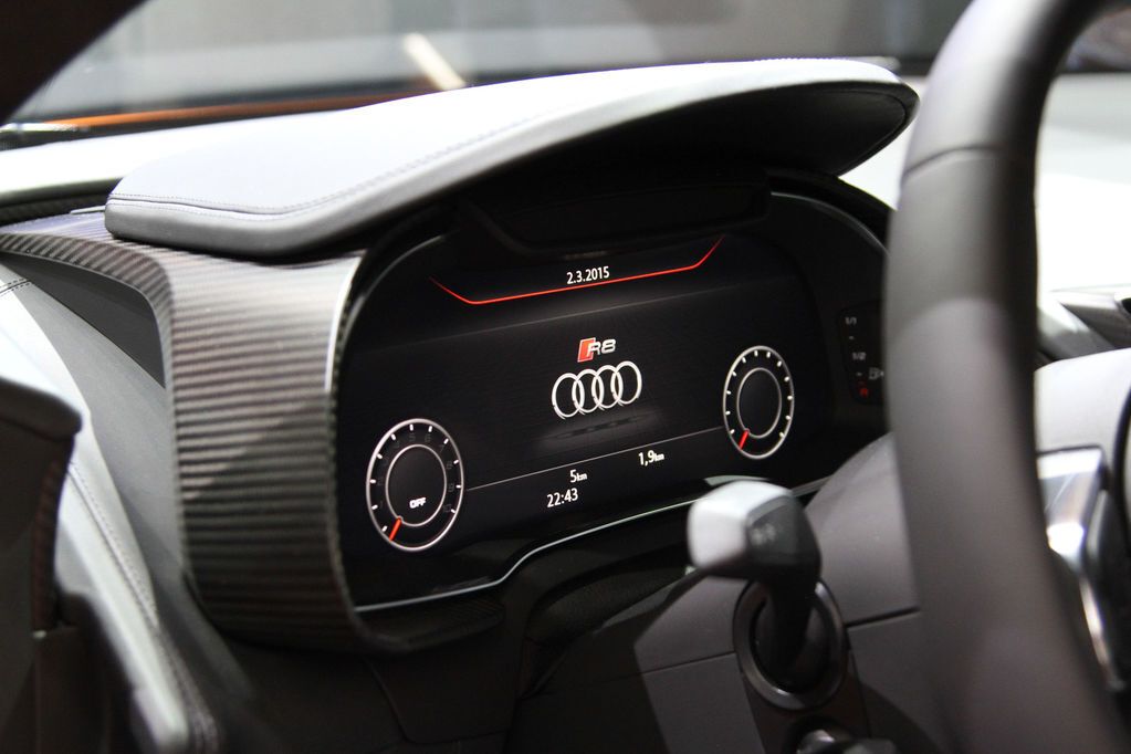Audi презентовала фантастический суперкар R8: эффектные фото