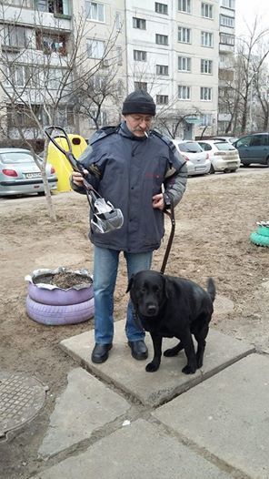 У Києві помітили собакаря з чудо-совком: фотофакт
