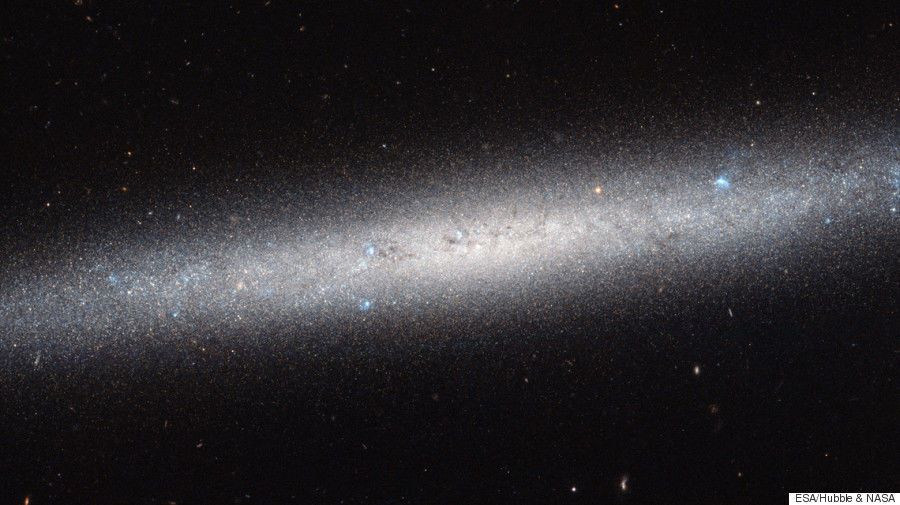 Хаббл сделал редкий кадр в профиль спиральной галактики