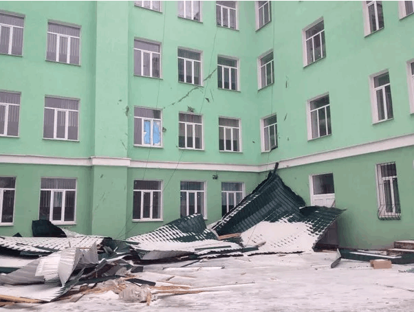 В Луганске разбушевавшийся ураган сорвал 700-метровую крышу стадиона
