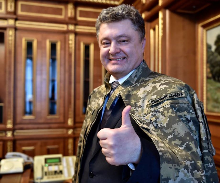 Порошенко приміряв форму "цинічного бандери": фотофакт