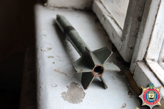 В мариупольском общежитии нашли снаряд: оперативные фото