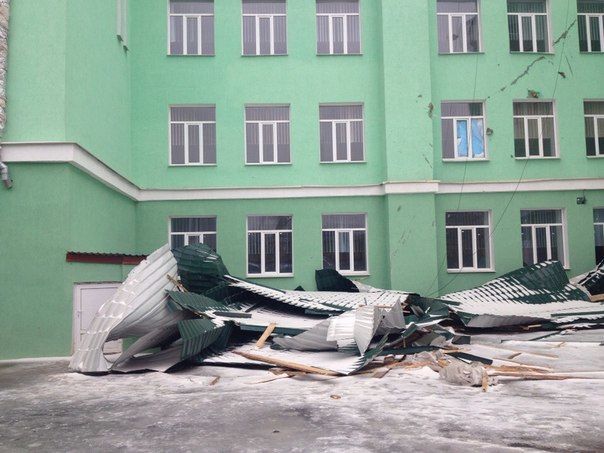 В Луганске разбушевавшийся ураган сорвал 700-метровую крышу стадиона