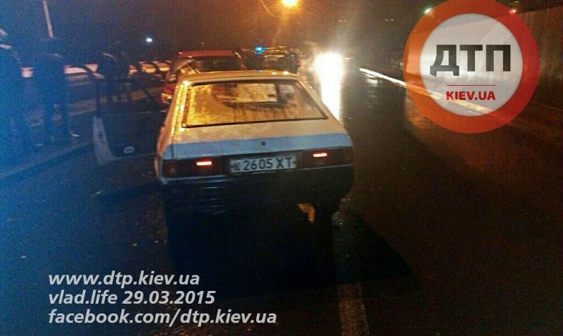 В Киеве пьяный водитель с женщинами на капоте устроил серьезное ДТП