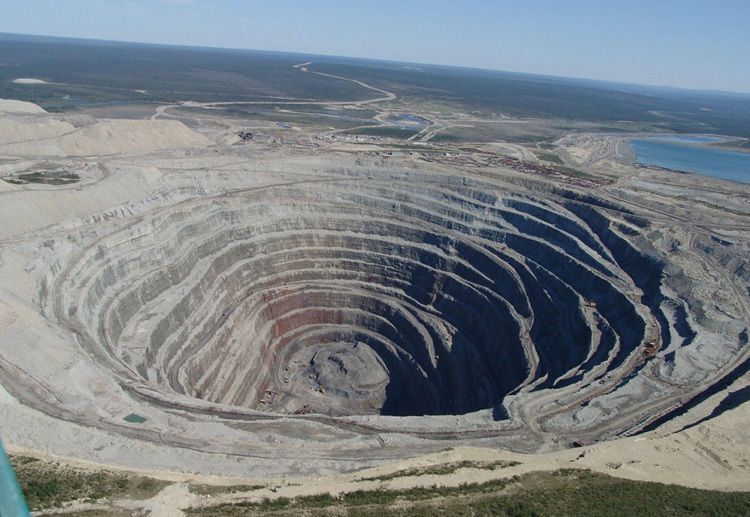 10 самых огромных "черных дыр" на Земле, сделанных человеком
