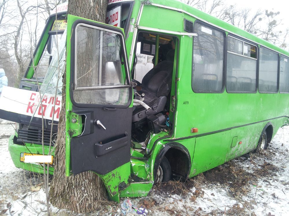 Під Харковом автобус потрапив у ДТП, 8 осіб постраждали: опубліковано фото