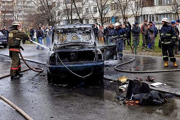 В Киеве возле метро загорелся и рванул автомобиль: фото- и видеофакт