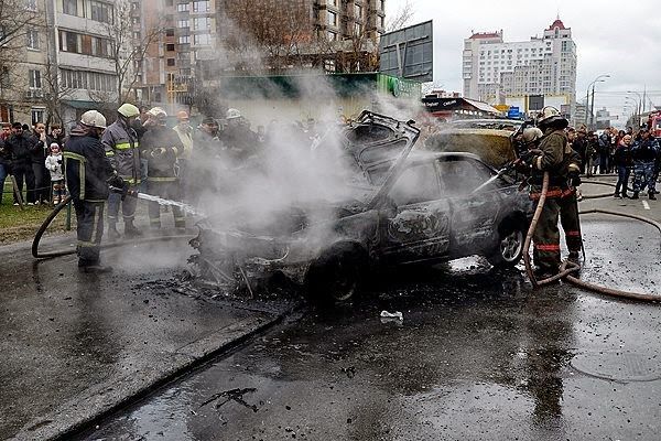 В Киеве возле метро загорелся и рванул автомобиль: фото- и видеофакт