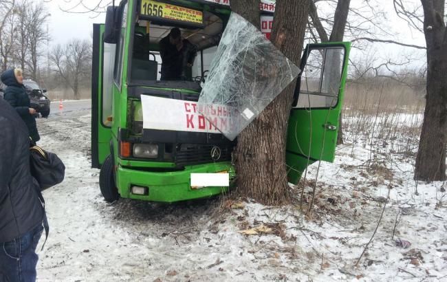 Під Харковом автобус потрапив у ДТП, 8 осіб постраждали: опубліковано фото