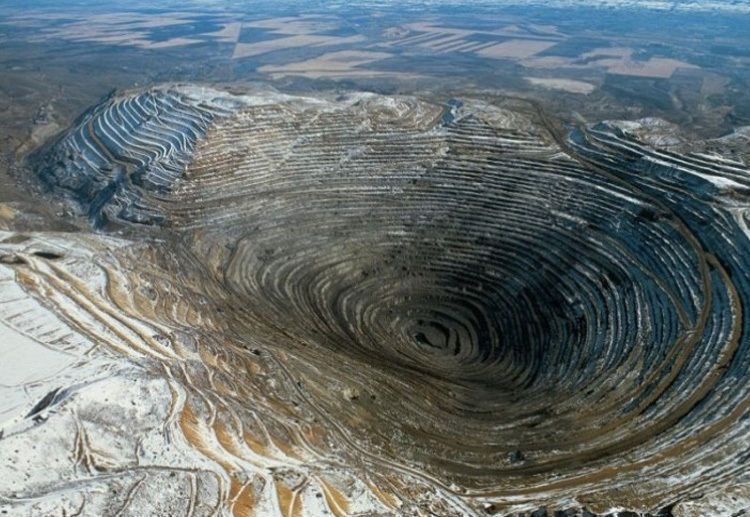 10 самых огромных "черных дыр" на Земле, сделанных человеком