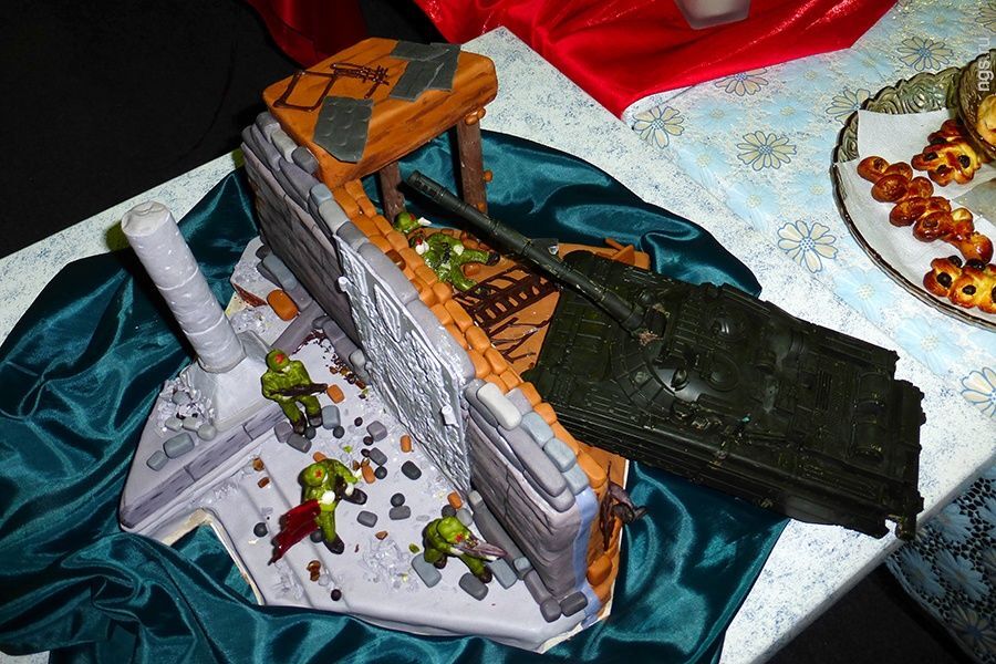 Торт с мертвым мальчиком и поминальным стаканом победил на конкурсе российских кондитеров: фото "победных" изделий