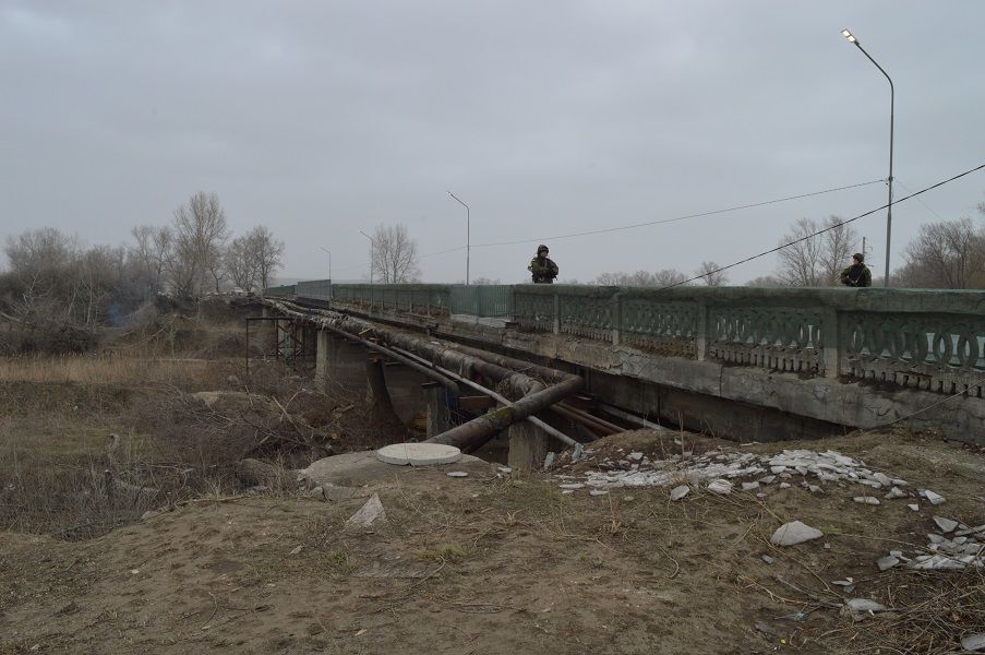 На Луганщине без помощи властей восстановили разрушенный боевиками мост
