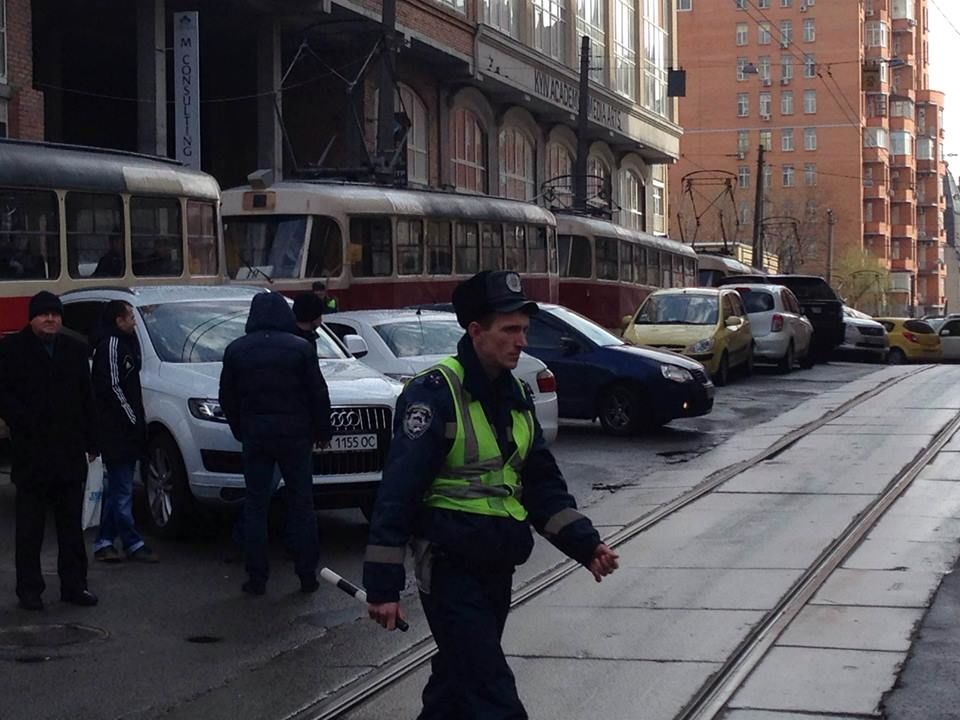 В Киеве Porsche Cayenne заблокировал движение трамваев