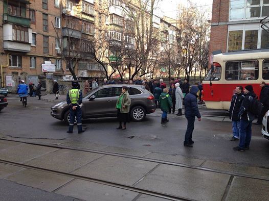 В Киеве Porsche Cayenne заблокировал движение трамваев