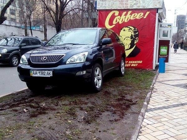 "Герои парковки": водители джипов показали свою "культуру"