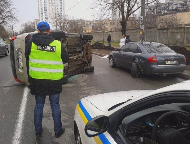 В Киеве из-за кота перевернулся "Ниссан": фото с места ДТП