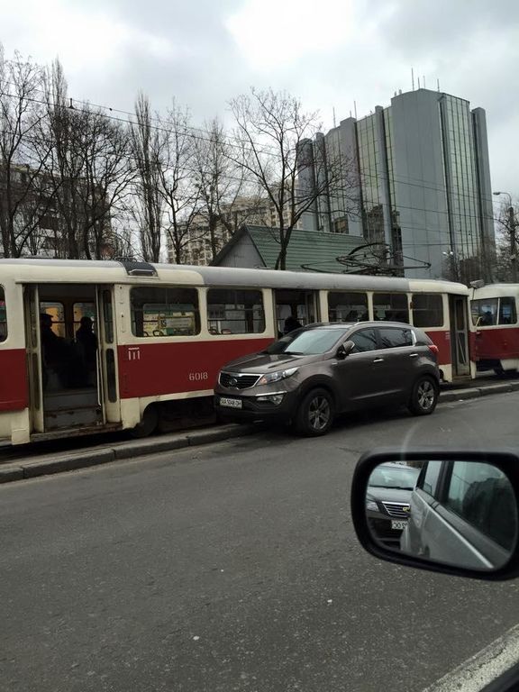 "Герой парковки": "заботливый" водитель встречает пассажиров трамваев