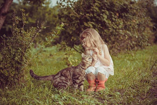 23 фото, доказывающие, что ребенку нужен кот