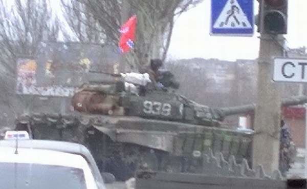 По оккупированному Донецку свободно разъезжают танки боевиков. Фотофакт
