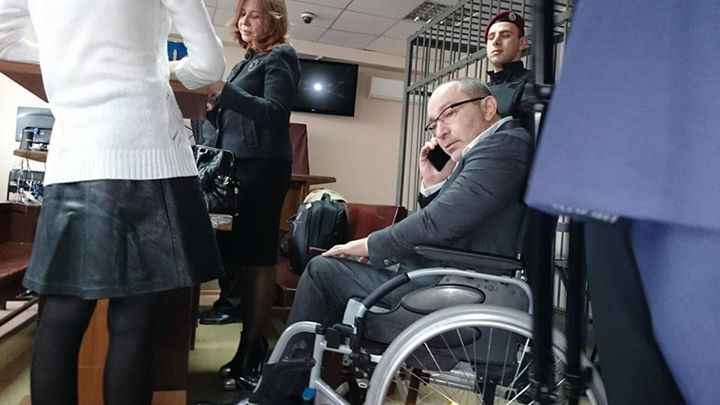 Кернес прибыл в суд на инвалидной коляске. Заседание отложили