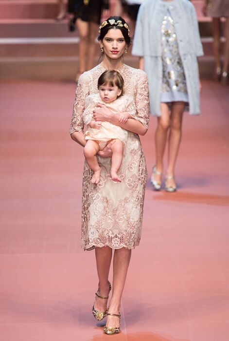 Milan Fashion Week: коллекция Dolce & Gabbana для молодых мам и беременных