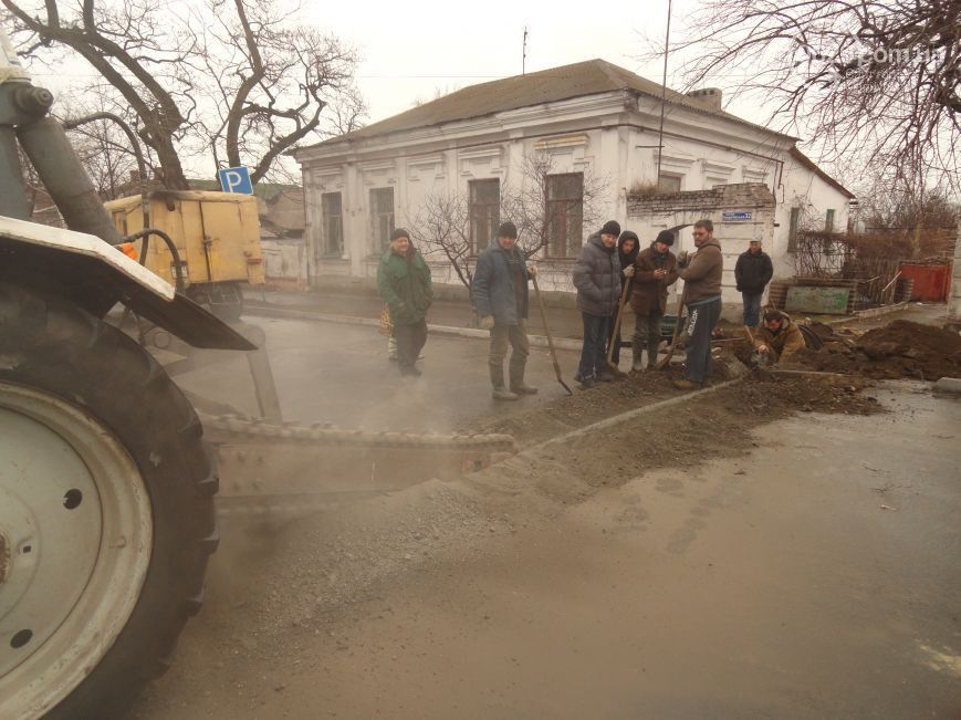 У Маріуполі розпиляли навпіл дорогу, щоб дістати "антикварну" трубу: фотофакт