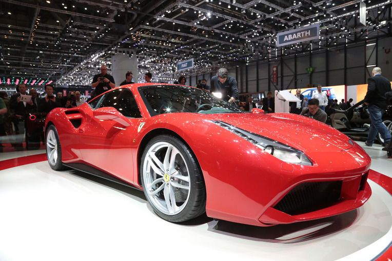 Ferrari показала бомбовый спорткар 488 GTB: роскошные фото