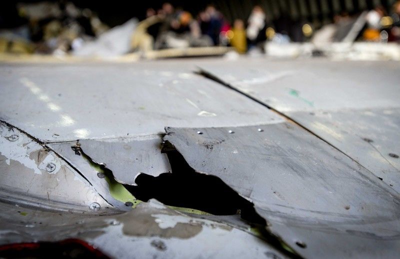 Родичам загиблих пасажирів вперше показали уламки збитого Boeing-777: опубліковано фото