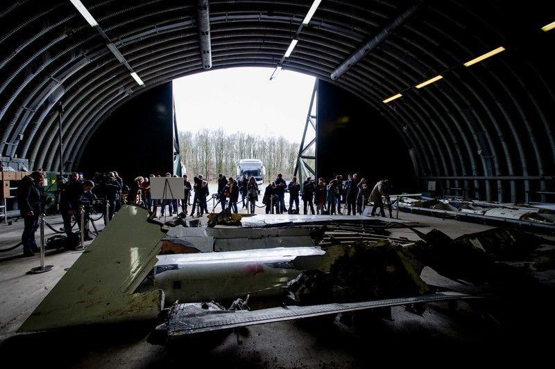 Родственникам погибших пассажиров впервые показали обломки сбитого Boeing-777: опубликованы фото  