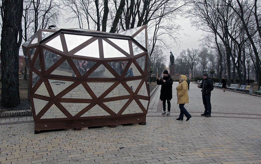 В Киеве установили четвертый в мире зеркальный киоск: опубликованы фото