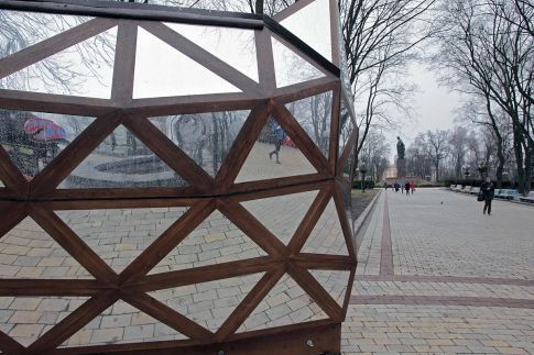 В Киеве установили четвертый в мире зеркальный киоск: опубликованы фото