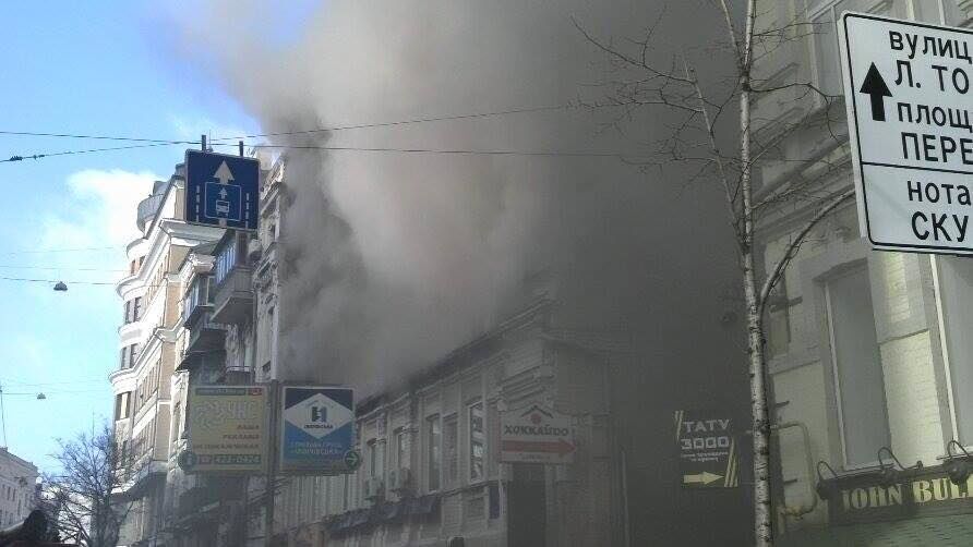 Пожар в офисном здании в центре Киева: опубликованы фото и видео 