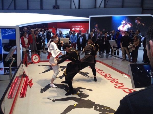В Женеве устроили бойню на презентации Toyota Avensis