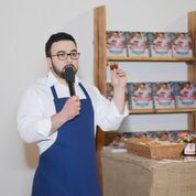 Телеведущий Руслан Сеничкин презентовал второй тираж своей кулинарной книги и угощал гостей джемом из хурмы