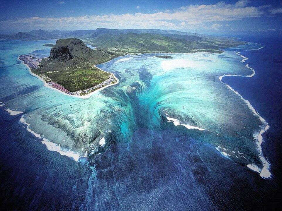Потрясающие снимки подводного водопада возле Маврикия