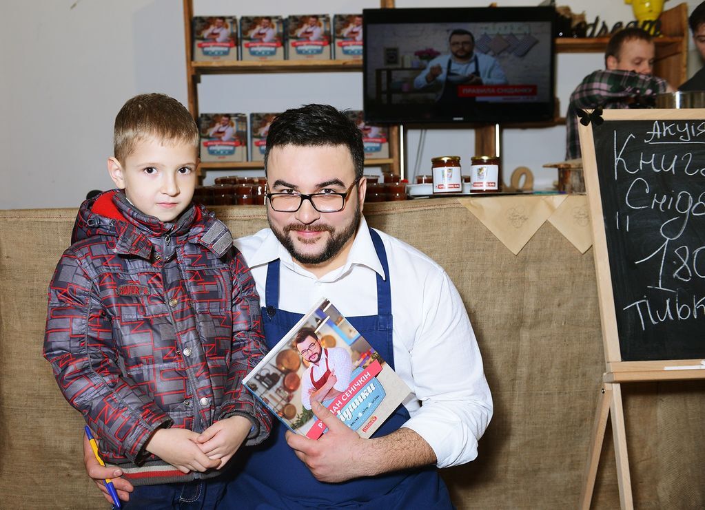 Телеведущий Руслан Сеничкин презентовал второй тираж своей кулинарной книги и угощал гостей джемом из хурмы