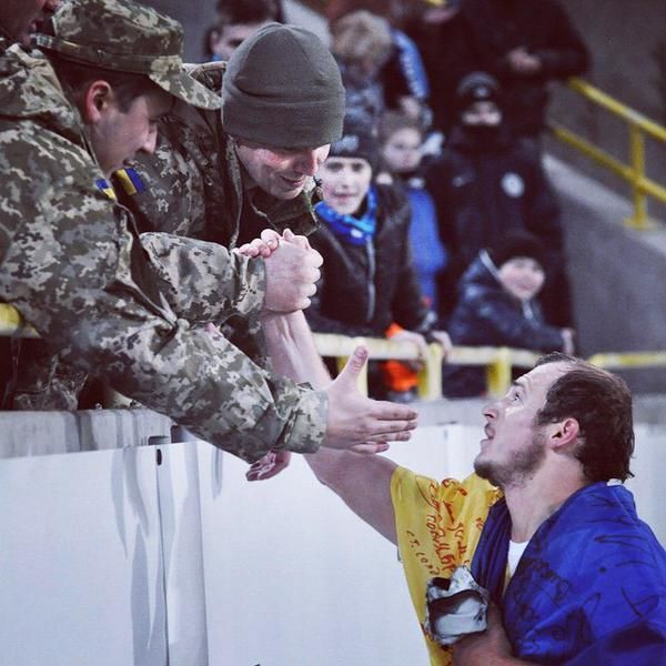 Киборги отблагодарили футболиста "Днепра" за помощь армии