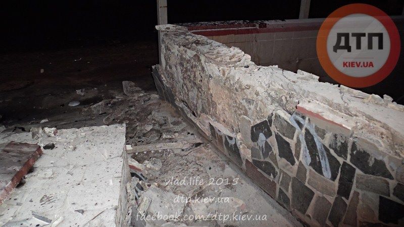 В Киеве иномарка "залетела" в подземный переход и загорелась: подробности ДТП